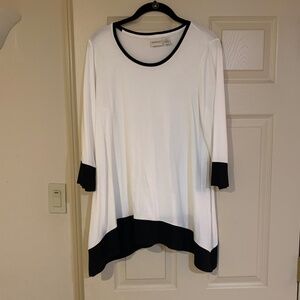 NWOT Zenergy by Chico’s White/Black Angled Long Top sz 0